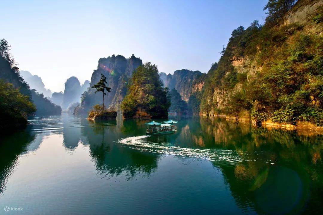 Baofeng Lake surrounded by peaks